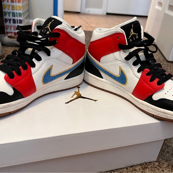 WOMENS AIR JORDAN 1 MID SE - Picture 9 of 9